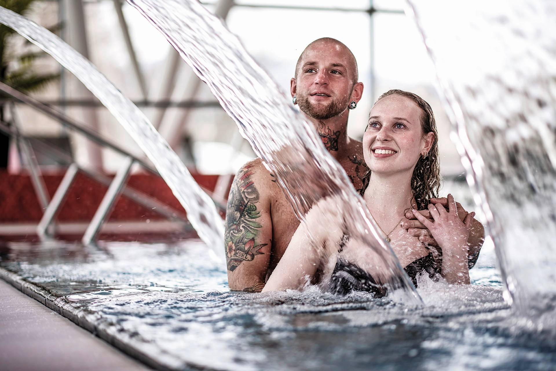 Freizeitbad, Mann und Frau im Wasser