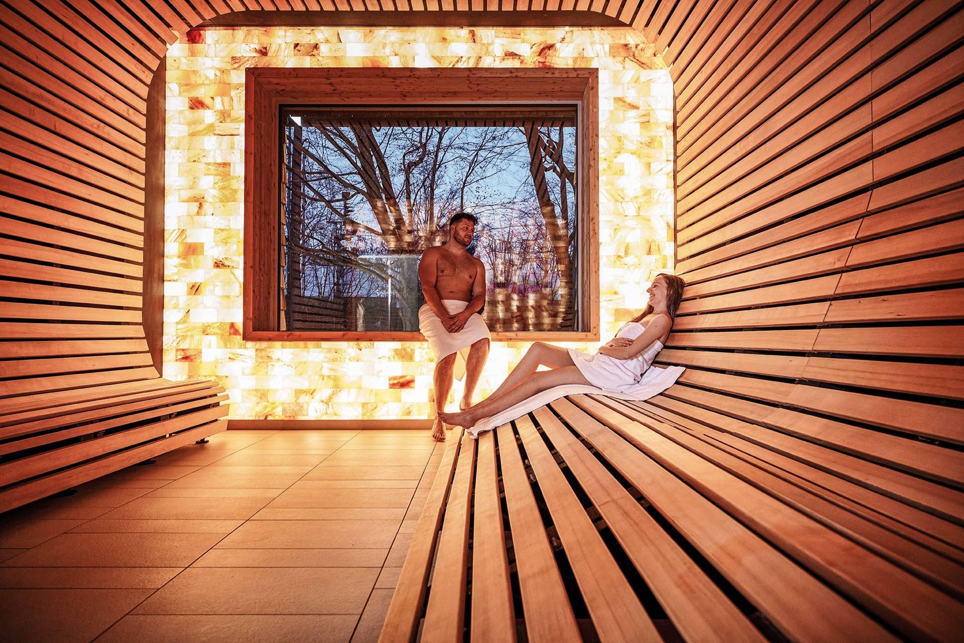 Freizeitbad, ein Mann und eine Frau sitzen in der Sauna